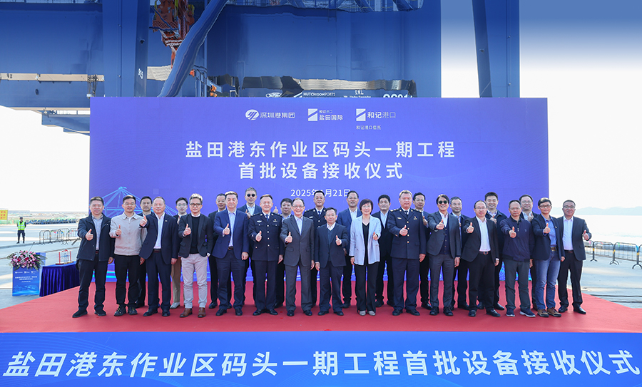 Senior executives and VIP guests at the East Port Project ceremony. Senior executives and VIP guests at the East Port Project ceremony.
