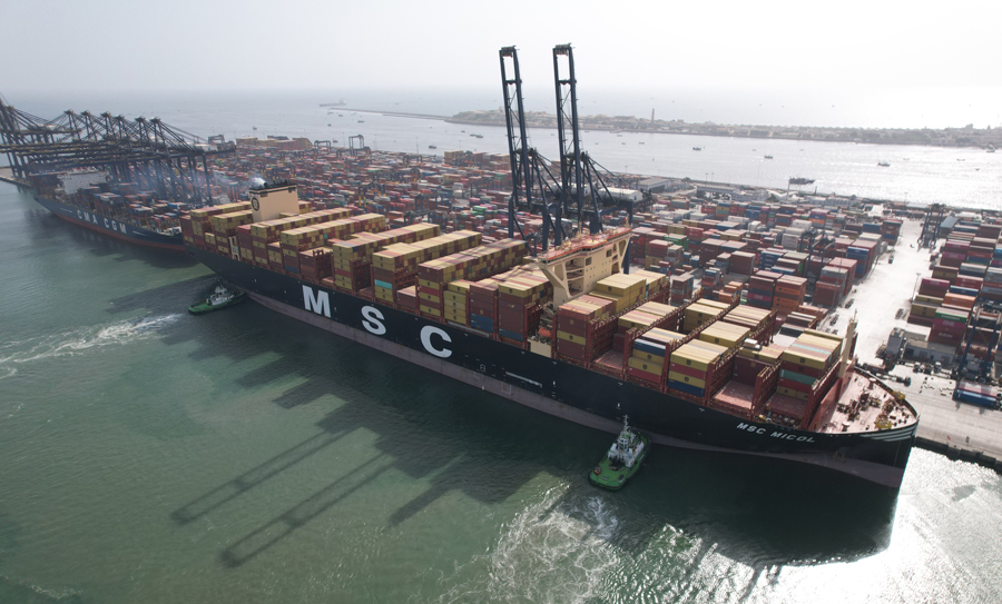 RECORD-BREAKING MEGA VESSEL MAKES HISTORIC DOCKING AT HUTCHISON PORTS PAKISTAN RECORD-BREAKING MEGA VESSEL MAKES HISTORIC DOCKING AT HUTCHISON PORTS PAKISTAN