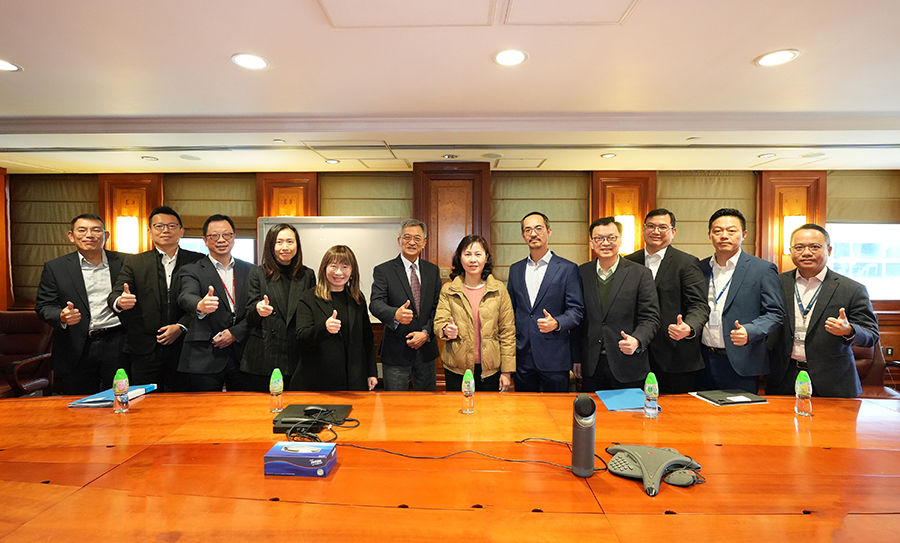 Ms. Mable Chan (7th from left), Secretary for Transport & Logistics, was greeted by Patrick Lam (6th from left), Chairman of Hong Kong Container Terminal Operators Association, Ivor Chow (5th from right), Managing Director of HIT and Shao Yongming (2nd from right), Managing Director of Asia Container Terminals, along with representatives from the delegation and management team members of Modern Terminals and Goodman DP World. Ms. Mable Chan (7th from left), Secretary for Transport & Logistics, was greeted by Patrick Lam (6th from left), Chairman of Hong Kong Container Terminal Operators Association, Ivor Chow (5th from right), Managing Director of HIT and Shao Yongming (2nd from right), Managing Director of Asia Container Terminals, along with representatives from the delegation and management team members of Modern Terminals and Goodman DP World.