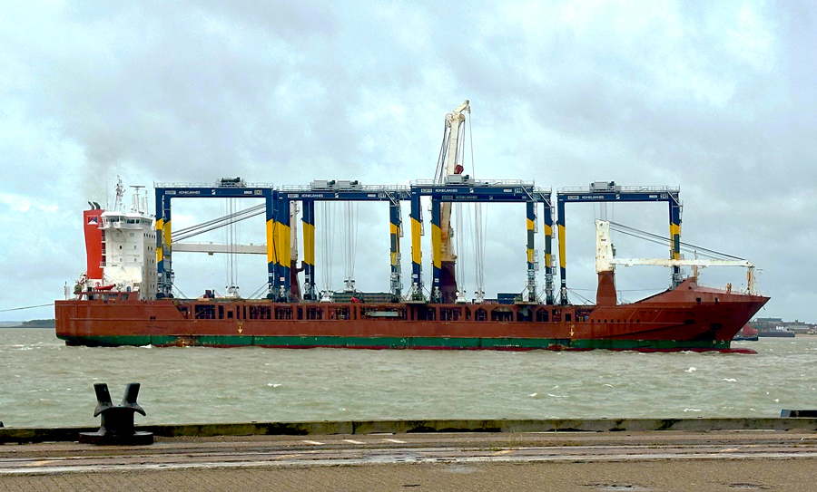 NEW SEMI-AUTONOMOUS REMOTE-CONTROL CRANES MARKS THE PORT OF FELIXSTOWE AMBITIONS TO SUSTAINABLE OPERATIONS NEW SEMI-AUTONOMOUS REMOTE-CONTROL CRANES MARKS THE PORT OF FELIXSTOWE AMBITIONS TO SUSTAINABLE OPERATIONS