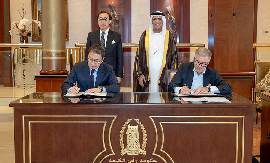 Eric Ip (left), Group Managing Director of Hutchison Ports and H.H. Sheikh Saud bin Saqr Al Qasimi (right), witness the signing ceremony. Andy Tsoi (seated left), Managing Director, Midde East & Africa of Hutchison Ports; and Roy Cummins (seated right), signs the extension agreement. Eric Ip (left), Group Managing Director of Hutchison Ports and H.H. Sheikh Saud bin Saqr Al Qasimi (right), witness the signing ceremony. Andy Tsoi (seated left), Managing Director, Midde East & Africa of Hutchison Ports; and Roy Cummins (seated right), signs the extension agreement.