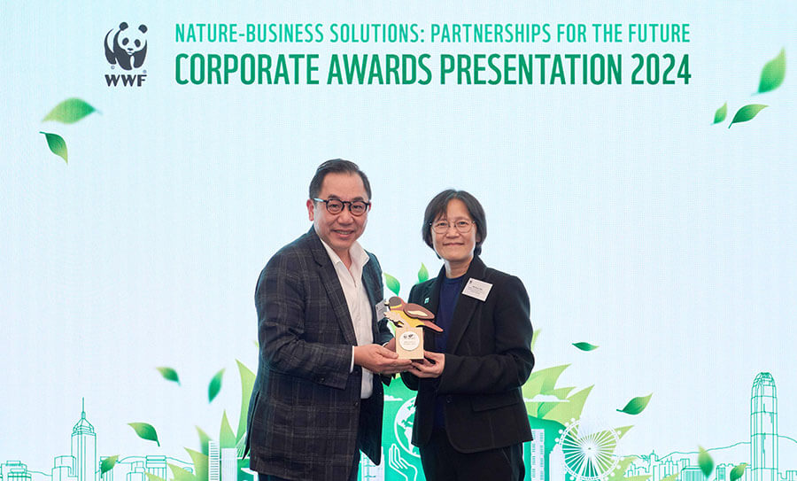 Anthony Tam (left), Head of Group Corporate Affairs at Hutchison Ports, received the award from Ms. Irene Chu, Chair of the Finance Committee and a Member of the Executive Council of WWF-Hong Kong. Anthony Tam (left), Head of Group Corporate Affairs at Hutchison Ports, received the award from Ms. Irene Chu, Chair of the Finance Committee and a Member of the Executive Council of WWF-Hong Kong.